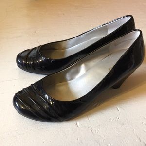 Me Too Black Patent Leather Dress Wedge Heels sz 9